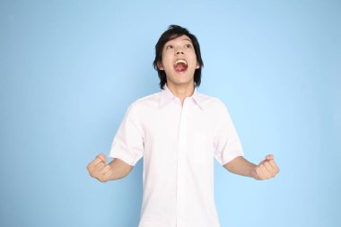 Yumrukları ve ağzı açık bir adam.