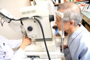 Bir klinikte göz doktoru, hastanın gözlerini kontrol ediyor. tıbbi konsept