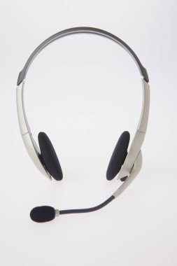 Beyaz arka plan üzerinde modern kulaklık nesne