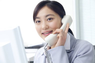 genç kadın müşteri hizmeti işleci