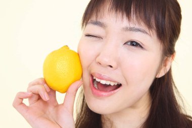 Limonlu Asyalı kadın portresi