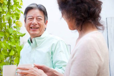 Evde kahve içme kıdemli mutlu çift 