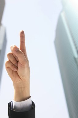 İşadamı parmağıyla işaret ediyor 