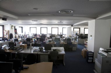 Çalışma masalarıyla modern ofis içi 