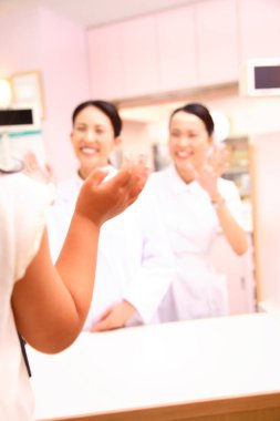 Beyaz üniformalı, gülümseyen iki kadın