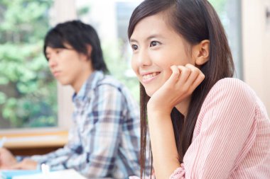 Kütüphanede okuyan genç öğrenciler