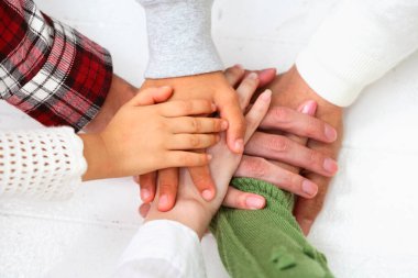 Birliktelik içinde istiflenen çeşitli eller