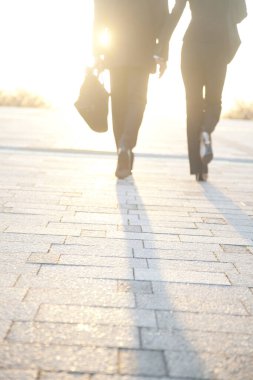 Şehirde yürüyen iş adamlarının siluetleri