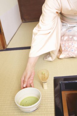 Genç ve güzel Asyalı kadın çay seremonisinde.