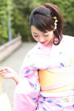 Geleneksel Japon kimonosu giyen genç Asyalı kadın.