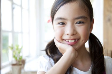 İçerideki Asyalı genç kız gülümsüyor