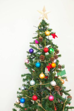 Beyaz arka planda oyuncakları olan Noel ağacı.