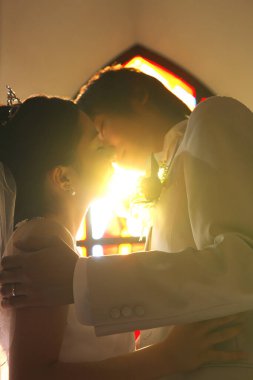 Güzel, mutlu, genç bir çiftin öpüşme portresi.