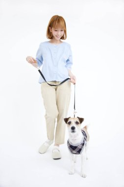 Güzel Asyalı kadın ve Jack Russel Terrier köpeği