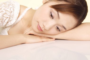 joven sentada en un árbol caído y meditar
