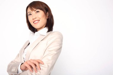 Asyalı iş kadını gülümsüyor ve stüdyo çekimlerini kaçırıyor