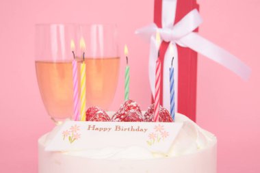 Lezzetli doğum günü pastası. Yakın çekim.