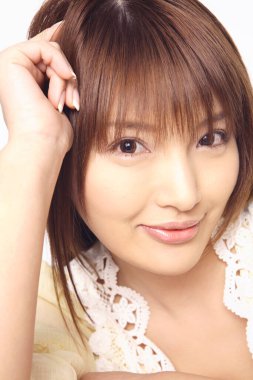 Kameraya bakan Asyalı kadının portresi