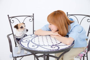 Güzel Asyalı kadın ve Jack Russel Terrier köpeği