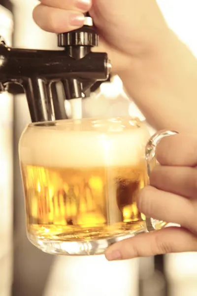 Barkeeper Gießt Bier Einen Glasbecher — Stockfoto