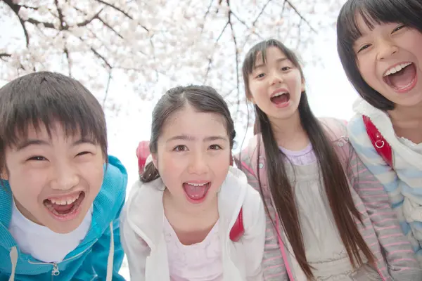 Portret Szczęśliwych Azjatyckich Dzieci Bawiących Się Parku Patrzących Razem Kamerę — Zdjęcie stockowe