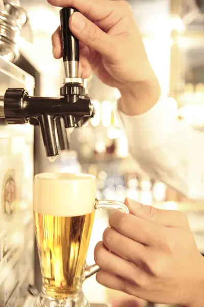 Camarero Vertiendo Cerveza Una Taza Vidrio —  Fotos de Stock