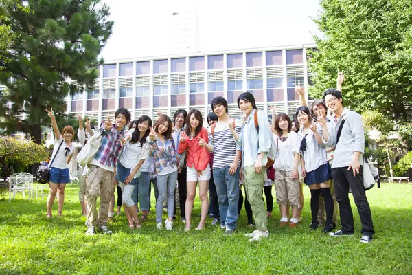 Ασιάτες Ευτυχισμένοι Φοιτητές Που Ποζάρουν Κοντά Στο Πανεπιστήμιο — Φωτογραφία Αρχείου