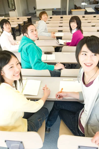 Grupa Japońskich Studentów Siedzących Sali Wykładowej — Zdjęcie stockowe