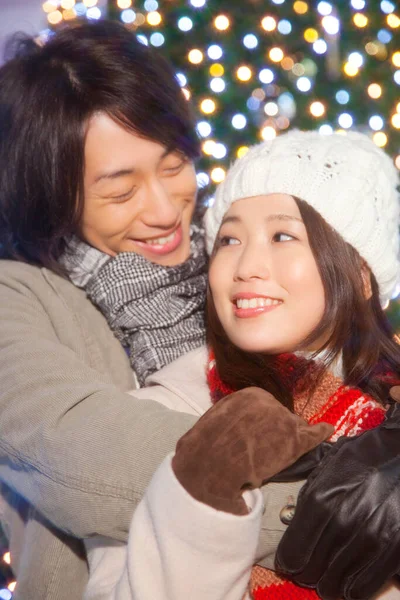 Noel Pazarında Birbirine Aşık Asyalı Mutlu Bir Çiftin Portresi — Stok fotoğraf
