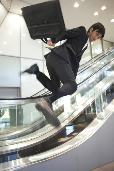 Hombre Negocios Saltando Escalera Mecánica Movimiento — Foto de Stock