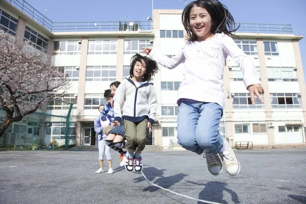 Okul Bahçesinde Oynayan Bir Grup Çocuk Okul Konsepti — Stok fotoğraf