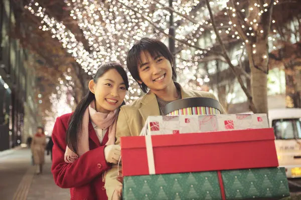 Joven Asiático Amor Pareja Celebrando Navidad Parque Celebración Envuelto Regalos — Foto de Stock