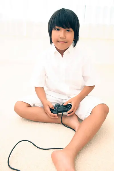 Asyalı Çocuk Video Oyunu Oynuyor — Stok fotoğraf