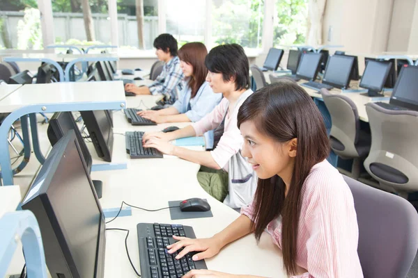 Молодые Азиатские Студенты Работающие Компьютерах Классе — стоковое фото