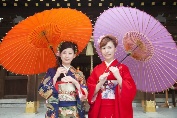 Красивые Японские Девушки Кимоно Зонтиками — стоковое фото