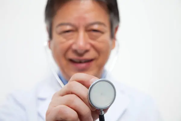 Azjatycki Lekarz Stetoskopem Uśmiechnięty — Zdjęcie stockowe