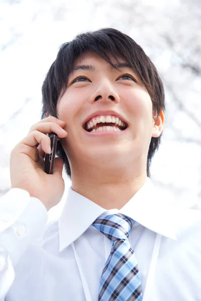 Primer Plano Retrato Joven Asiático Empresario Hablando Por Teléfono Móvil — Foto de Stock