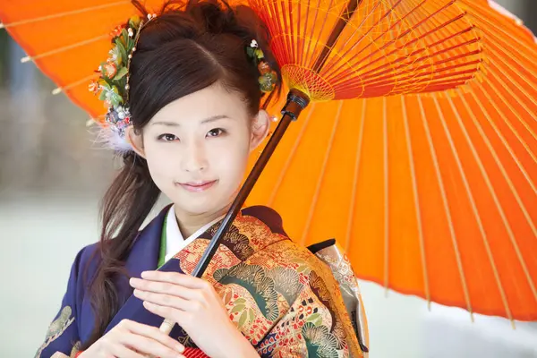 Piękna Japońska Młoda Kobieta Tradycyjnym Stroju Świątyni Zabytkowym Parasolem Papierowym — Zdjęcie stockowe