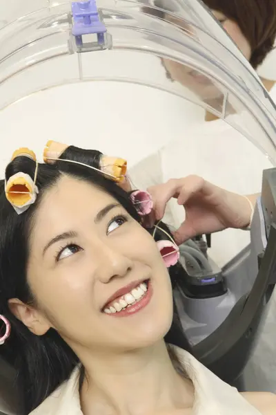 Portrait Femme Japonaise Souriante Avec Des Bigoudis Salon Beauté — Photo