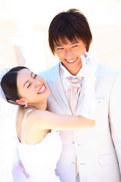 Dışarıda Poz Veren Mutlu Asyalı Bir Çift Yeni Evli — Stok fotoğraf