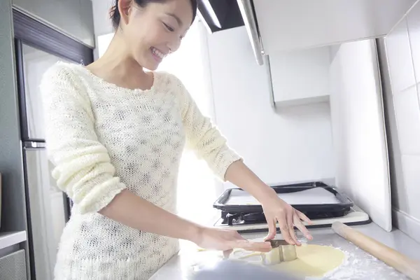 Zblízka Asijské Žena Pracuje Těsto Tvorby Cookies — Stock fotografie