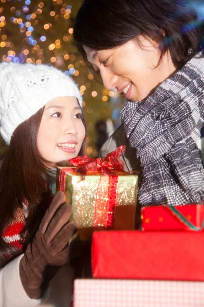 Aşık Mutlu Asyalı Çift Erkek Kız Arkadaşına Hediye Sunar — Stok fotoğraf