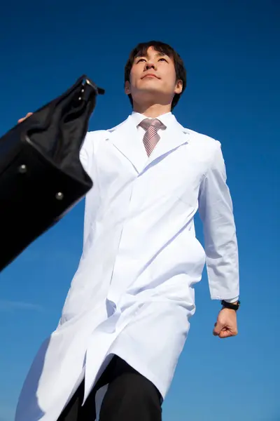 Mężczyzna Białym Płaszczu Krawacie Trzymający Czarną Torbę — Zdjęcie stockowe