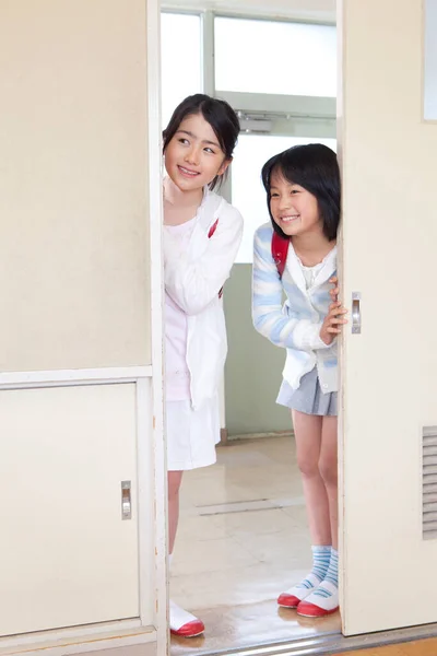 Retrato Feliz Asiático Colegialas Entrar Aula — Foto de Stock