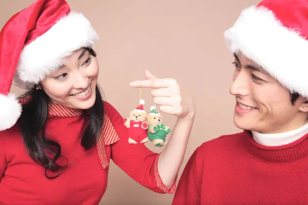 Noel Baba Şapkalı Bir Adam Kadın Ellerinde Oyuncak Ayılar Tutuyorlar — Stok fotoğraf