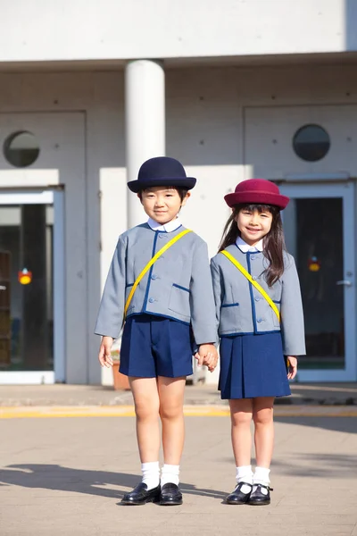 Due Bambini Giapponesi Allegri Scuola Elementare — Foto Stock