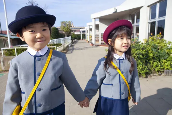 Dos Niños Japoneses Alegres Escuela Primaria —  Fotos de Stock