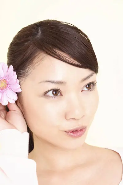 Junge Japanerin Mit Rosa Blume — Stockfoto
