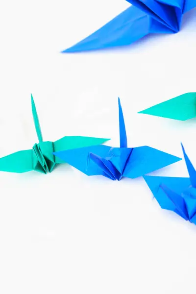 Origami Papel Azul Cisnes Aislados Sobre Fondo Blanco — Foto de Stock