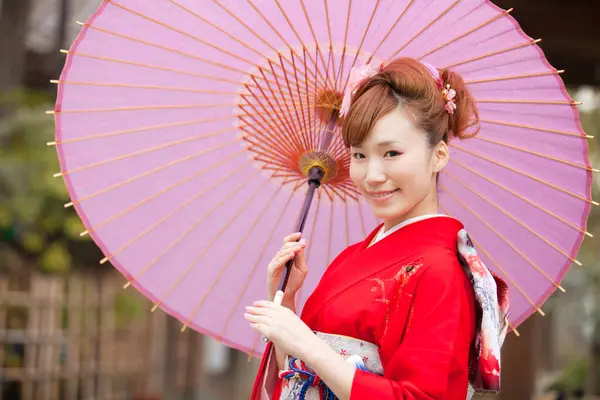 Bella Giapponese Giovane Donna Indossa Tradizionale Kimono Tenendo Ombrello — Foto Stock